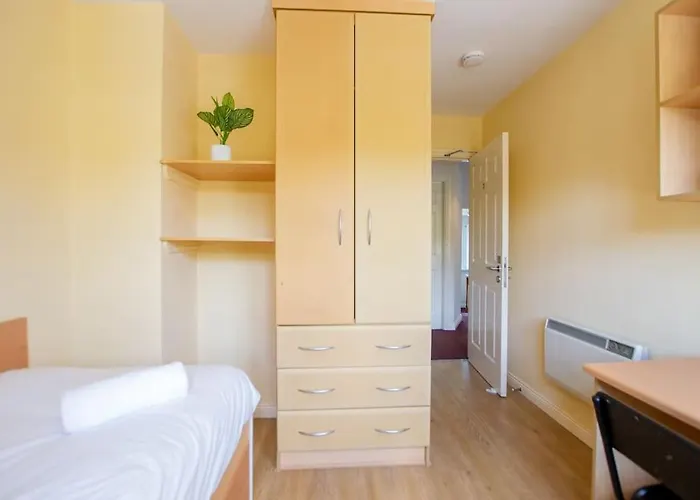 90 - Roomy Townhouse By Shortstays
